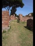 07213 ostia - regio i - insula xii - caseggiato a tabernae (i,xii,10) - westseite - porticus - bli ri norden - 06-2024.jpg